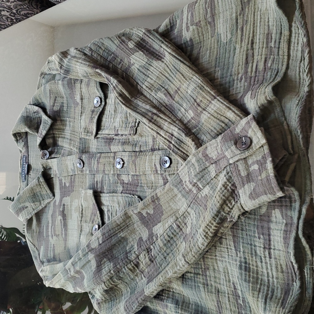 Sanctuary Camouflage Medium Button-Front lady's Shirt Green